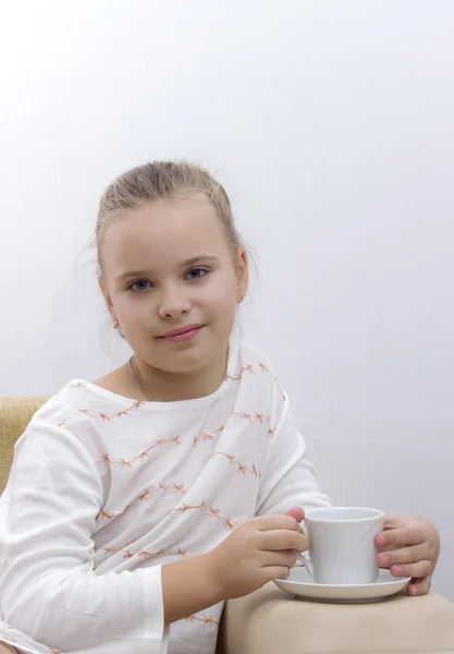 Menina bonita bebendo chocolate quente e relaxante — Fotografia de Stock