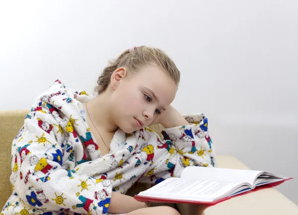 Portrait of 9 years old child reading book — Stock Photo, Image