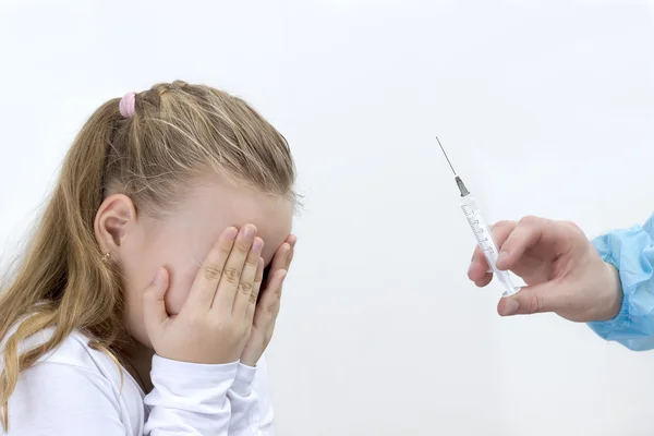 Mädchen hat Angst vor Spritzen — Stockfoto