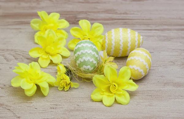 Huevos de Pascua coloridos sobre fondo de madera —  Fotos de Stock