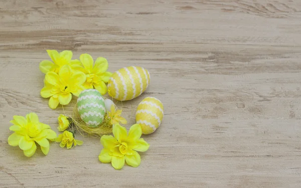 Huevos de Pascua coloridos sobre fondo de madera —  Fotos de Stock