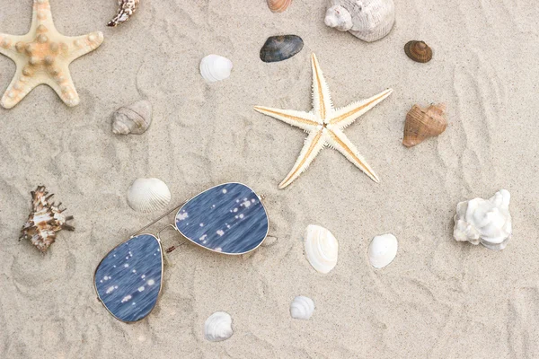 Starfish com copos em uma areia de praia — Fotografia de Stock