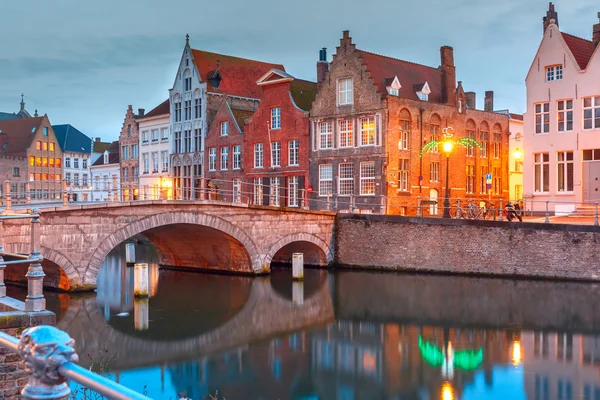 Nacht kanaal van Brugge en bridge, België — Stockfoto