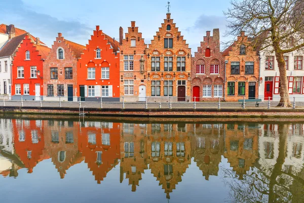 Vista de la ciudad del canal de Brujas con hermosas casas —  Fotos de Stock