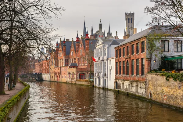 Belfort y el Canal Verde en Brujas, Bélgica —  Fotos de Stock