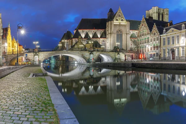 Quay Graslei e St Michael Bridge à noite, Ghent — Fotografia de Stock