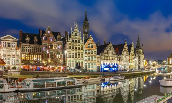 Quay Graslei en la ciudad de Gante por la noche, Bélgica — Foto de Stock