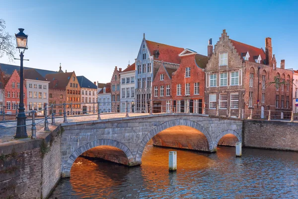 Canal y puente de Brujas por la mañana, Bélgica —  Fotos de Stock