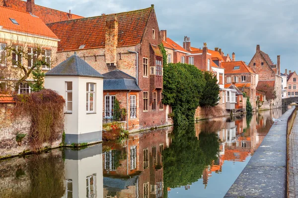 Vedere spre oraș a canalului Bruges cu case frumoase — Fotografie, imagine de stoc