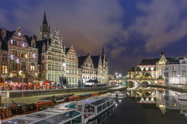 Quay Graslei em Ghent cidade à noite, Bélgica — Fotografia de Stock