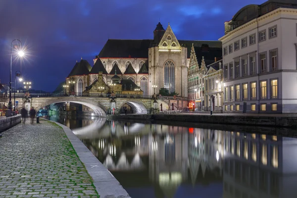 Quay Graslei e St Michael Bridge à noite, Ghent — Fotografia de Stock