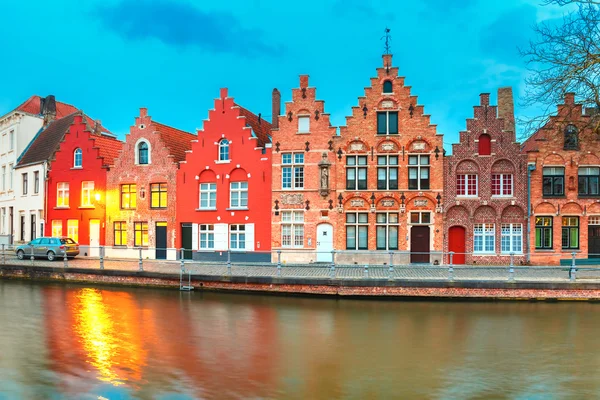 Güzel renkli evler ile gece Bruges kanal — Stok fotoğraf