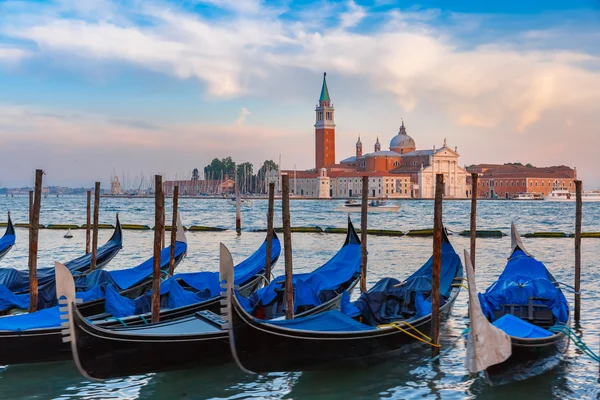 Alacakaranlıkta gondol Venedik Lagünü, Italia içinde — Stok fotoğraf