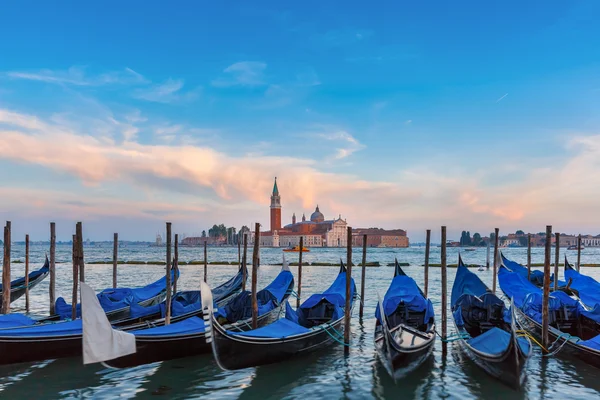 Alacakaranlıkta gondol Venedik Lagünü, Italia içinde — Stok fotoğraf