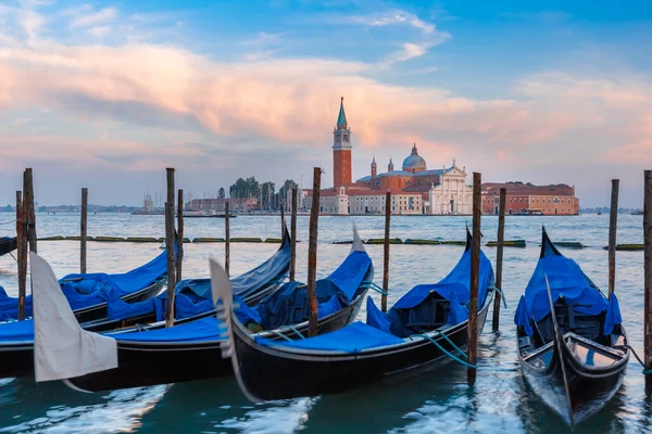 Alacakaranlıkta gondol Venedik Lagünü, Italia içinde — Stok fotoğraf