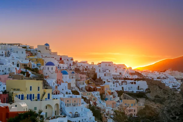 Oia ao pôr do sol, Santorini, Grécia — Fotografia de Stock