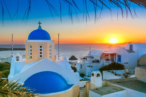 Oia bij zonsondergang, Santorini, Griekenland — Stockfoto