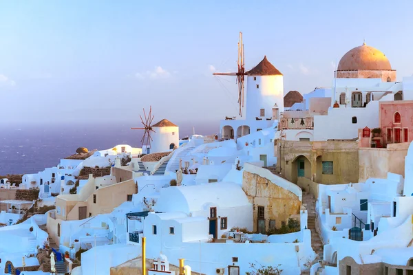 Oia i solnedgången, Santorini, Grekland — Stockfoto