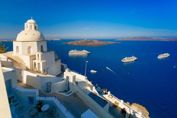 Fira, ciudad principal de Santorini, Grecia — Foto de Stock