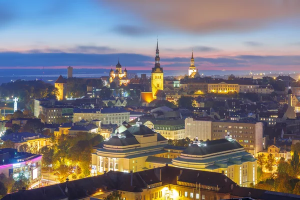Vista aérea nocturna casco antiguo, Tallin, Estonia — Foto de Stock