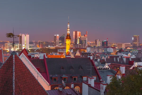 Paesaggio urbano aereo notturno di Tallinn, Estonia — Foto Stock