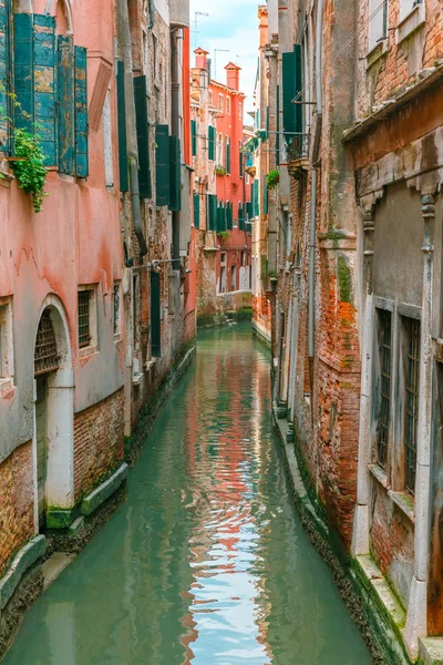 Terusan lateral berwarna-warni di Venesia, Italia — Stok Foto