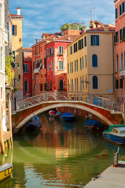 Färgglada laterala kanalen och bridge i Venedig, Italien — Stockfoto