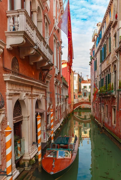 Renkli yan kanal ve Köprüsü Venedik, İtalya — Stok fotoğraf