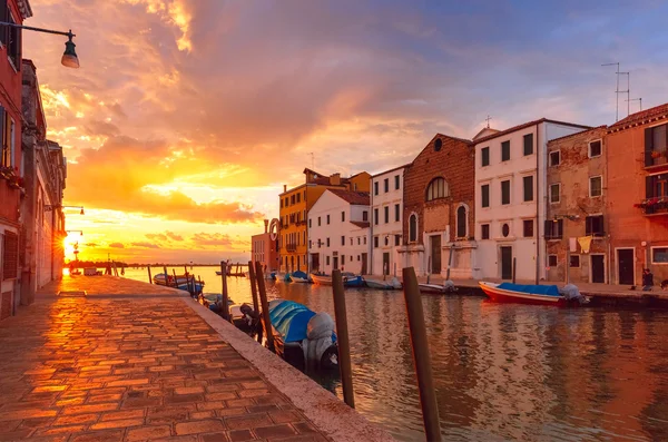 Coucher de soleil sur le canal Cannaregio à Venise, Italie — Photo