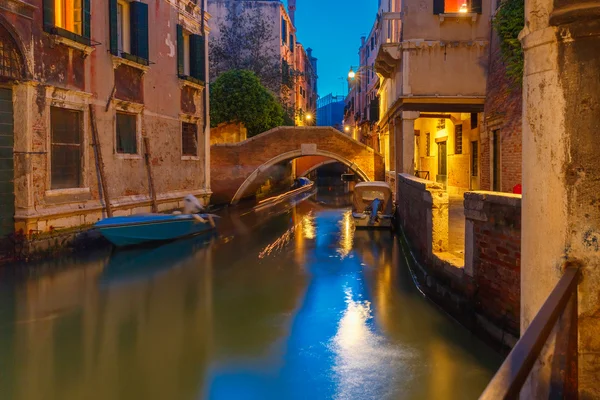 Natt laterala kanalen och bridge i Venedig, Italien — Stockfoto