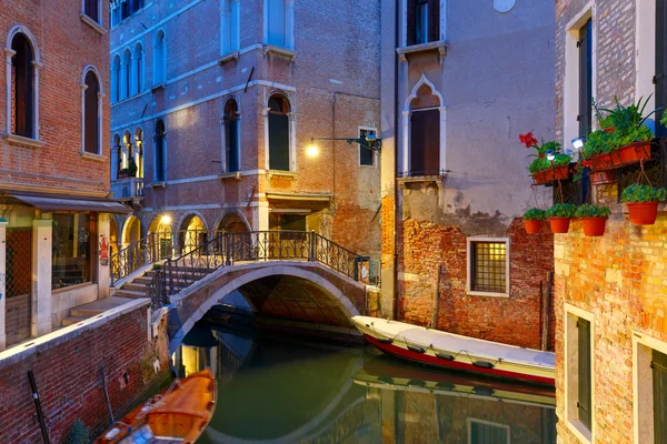 晚上侧运河和桥梁在威尼斯，意大利 — 图库照片