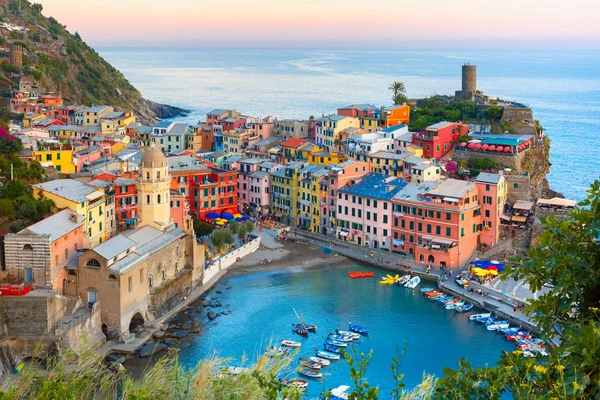 Vernazza i solnedgången, Cinque Terre, Ligurien, Italien — Stockfoto