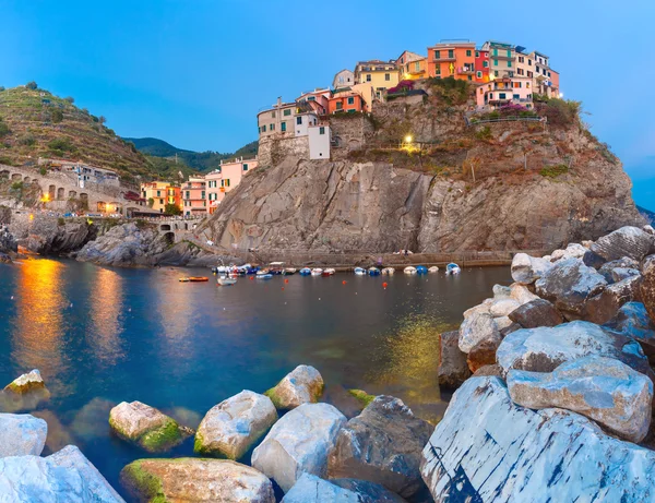 夜 Manarola、チンクエ ・ テッレ、リグーリア州、イタリア — ストック写真