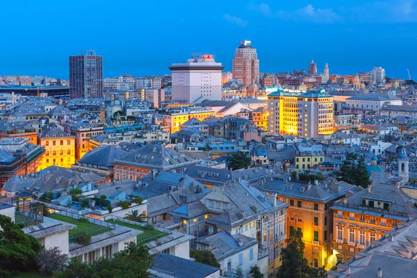 Casco antiguo y puerto de Génova por la noche, Italia . — Foto de Stock