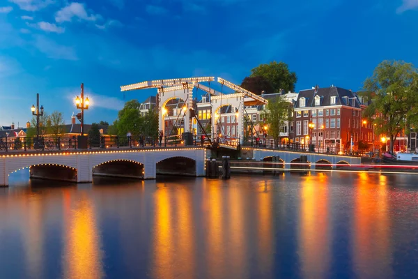 Magere Brug, Skinny bridge, Amesterdão, Países Baixos — Fotografia de Stock