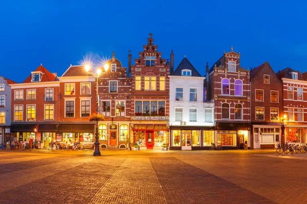 Praça Markt à noite em Delft, Países Baixos — Fotografia de Stock
