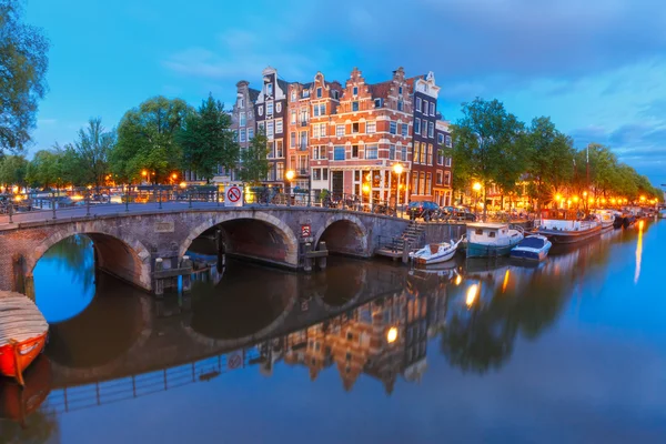 암스테르담 운하와 다리의 야경 도시 — 스톡 사진