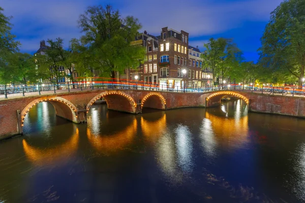 Vue nocturne sur la ville d'Amsterdam canal et pont — Photo