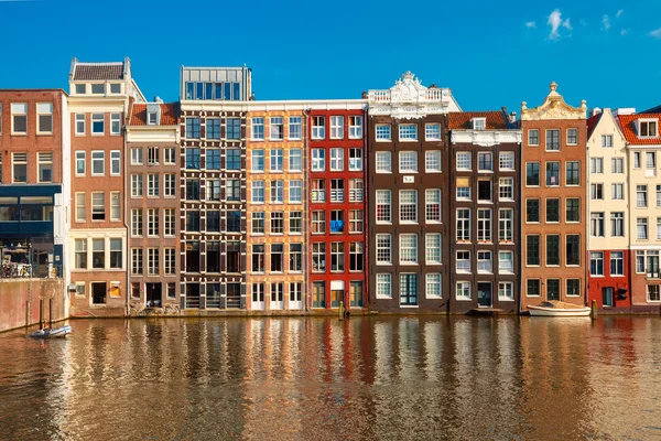 The dancing houses at Amsterdam canal Damrak, Holland, Netherlands. — Stock Photo, Image