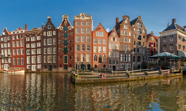 As casas de dança no canal de Amsterdã Damrak, Holanda, Holanda . — Fotografia de Stock