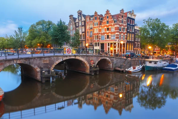 Нічний погляд міста Амстердам-канал та міст — стокове фото