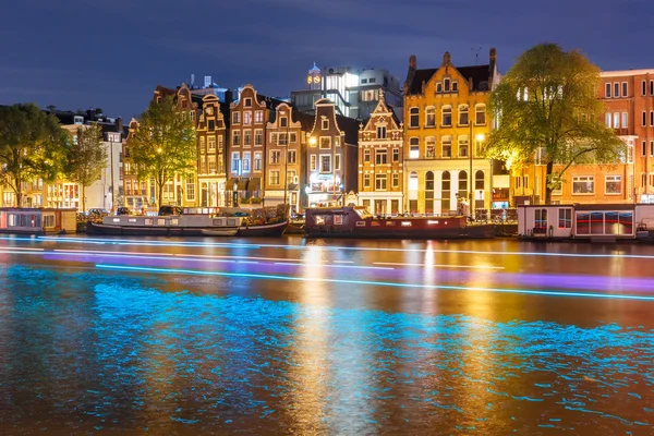 Nacht uitzicht op de stad van Amsterdamse gracht met Nederlandse huizen — Stockfoto