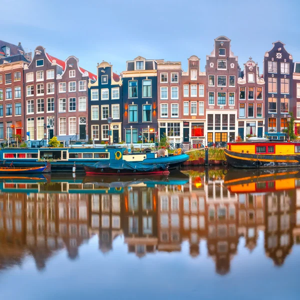 Amsterdamse gracht Singel met Nederlandse huizen — Stockfoto