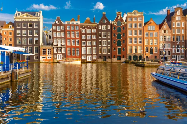 De dansende huizen op Amsterdamse gracht Damrak, Holland, Nederland. — Stockfoto