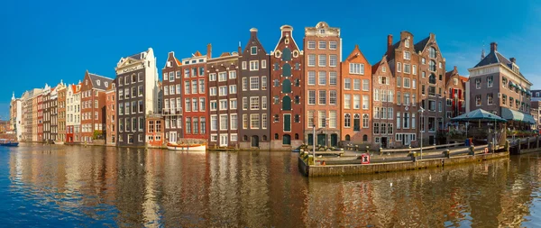 As casas de dança no canal de Amsterdã Damrak, Holanda, Holanda . — Fotografia de Stock