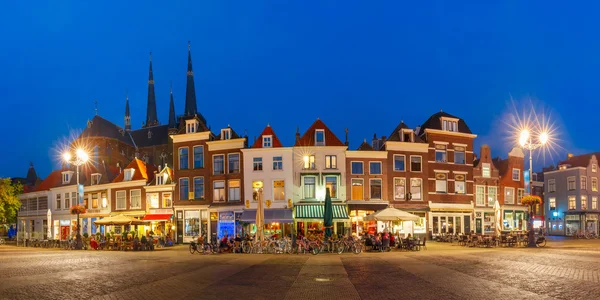 Praça Markt à noite em Delft, Países Baixos — Fotografia de Stock