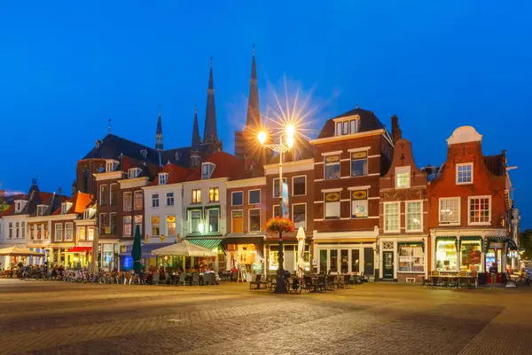 Markt square at night in Delft, Netherlands — Stock Photo, Image