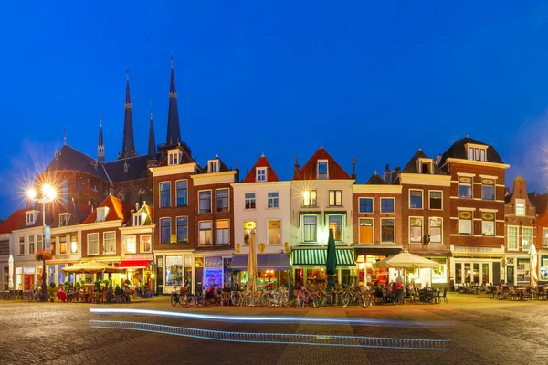 Praça Markt à noite em Delft, Países Baixos — Fotografia de Stock