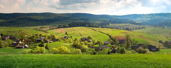 Село в Карпатських горах — стокове фото