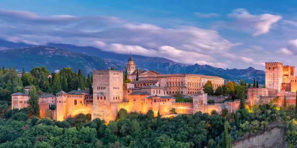 Alhambra vid solnedgången i Granada, Andalusien, Spanien — Stockfoto